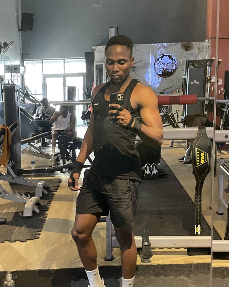 Victor taking a mirror selfie in the gym